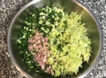 step6: 將脫水的高麗菜放入裝了絞肉的大鍋中，並放入蔥花及<span class="group_2">調味料</span>；