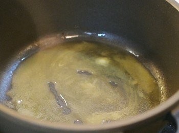 step4: 中火熱鍋, 加1湯匙油和牛油