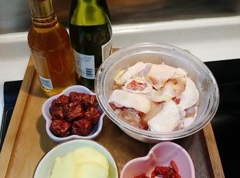 step1: 預備材料 ： 嘉美雞洗淨抺乾水去肥膏，斬件備用。杞子和冇核紅棗洗淨備用；薑切片或拍碎切粒備用。
