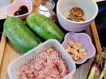 step1: 冬菇浸發後切粒、瑤柱浸發後用手撕成條狀，冬茹水和瑤柱水留下備用（分成三部分：1.醃肉用。2.蒸節瓜用。 3.<span class="group_2">芡汁</span>用）。免治豬肉用適量的糖、生抽、油、冬菇瑤柱水和生粉拌勻。