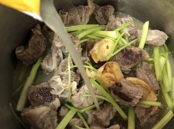 step6: 再放清雞湯，冰糖，滾水(份量要蓋過肉）及香料包。