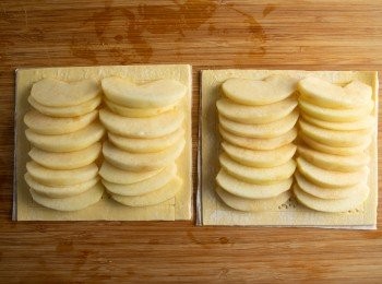 step2: 接著再起酥皮中間均勻地舖上蘋果片。