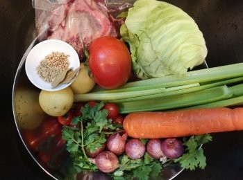 step1: 椰菜切方丁，白薯仔一開四，乾蔥切片，甘荀去皮切件，西芹去根切段，香料用茶包袋裝好。（相片沒有洋蔥，當日買漏了，洋蔥切方丁。）