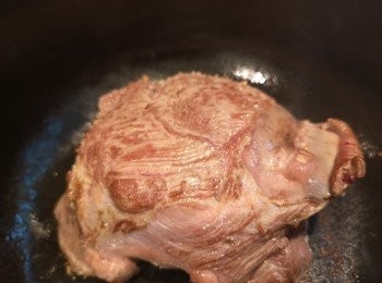 step3: 用少許油煎香牛臉頰表面後盛起備用。