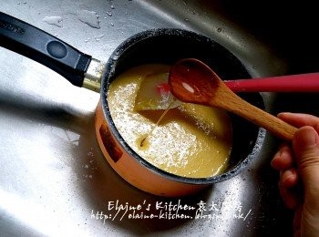step3: 篩入低筋麵粉 , 粟粉及泡打粉 , 用刮刀充分拌勻至麵糊狀 , 加入20g蜂蜜拌勻