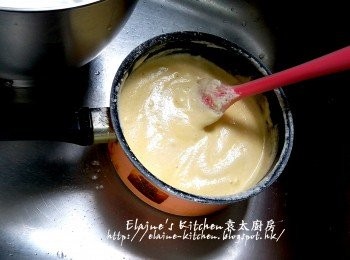 step6: 將1/3份量的蛋白加入蛋糊內用刮刀充分拌勻