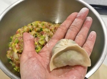 step8: 就可以開始進行包水餃了，這次的餡料約可包出70顆左右的水餃喔~~