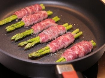 step1: 蘆筍洗淨並切去尾部
2條蘆筍放在2片牛肉片上卷好