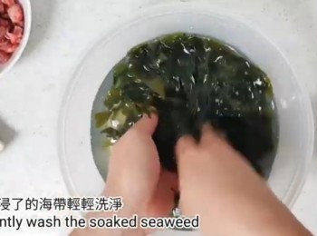 step4: 把浸了的海帶輕輕洗淨，將水倒去再沖洗一次，把海帶的水份瀝乾