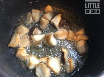 step3: 待油溫再提升後，將杏鮑菇倒回鍋中炸至金黃盛起備用。