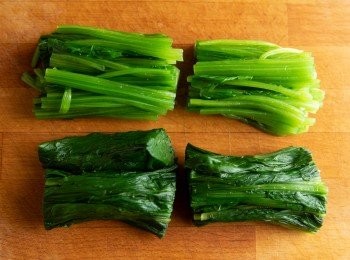 step3: 將菠菜的水份擠乾，切成適合的長度。