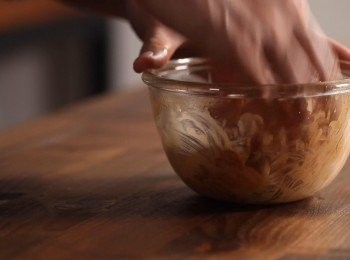 step2: 接著將豬排與<span class="group_2">醃料</span>均勻混合醃製約15分鐘。