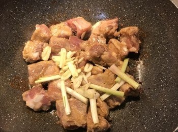 step5: 放入蒜片和蔥白炒香，