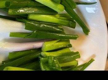 step2: 葱洗淨切段。