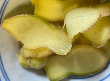 step3: 薑切薄片，愈薄愈好味的。