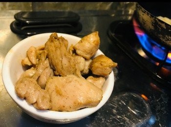 step2: 將雞肉煎香，每邊各1分鐘，裝起備用