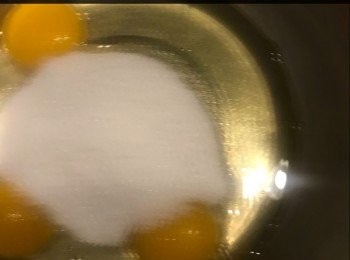 step1: 雞蛋加入砂糖用打蛋機打至有泡及變成淡黃帶白色（約三分鐘左右）