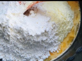 step4: 易潔鑊放牛油然後加入過完篩的粉漿中小火炒熟