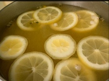 step3: 用小煲加入300ml水及生熟薏米，中大火煲滾後轉小火煮約30分鐘，熄火；加入百香果汁及檸檬片，加入黃糖混合，調至喜愛甜度，即成。