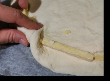 step3: 再將<span class="group_1">麵糰</span>邊向內包著芝士條