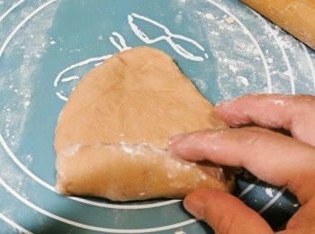 step5: 再將已排氣的<span class="group_1">麵糰</span>捲起滾圓