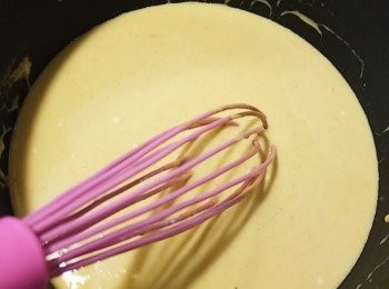 step6: 加入椰漿、雞湯、咖喱粉/黃薑粉和椰漿。