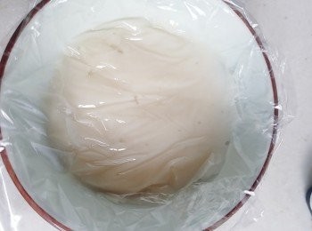 step3: 蓋上保鮮紙，保鮮紙要貼著湯種 (防止表面硬化和水份流失)，放涼備用。
