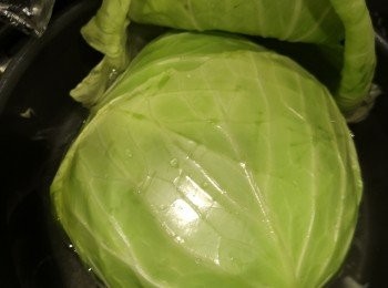 step3: 日本椰菜豬肉卷做法：
椰菜根部用小刀切掉，一整個放入熱水裏面. 焯到椰菜軟化，每層葉拿掉，椰菜葉再次放入熱水把它完全變軟