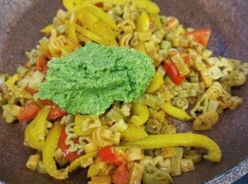 step6: 熄火, 加入牛油果茸拌勻, 最後洒上開心果粒即成.