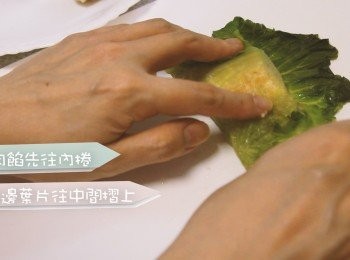 step7: 攤開生菜葉，放上雞肉餡，將葉慢慢捲起，把雞肉餡捲緊