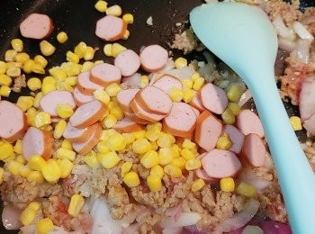 step5: 再加入香腸粒和粟米粒續炒。