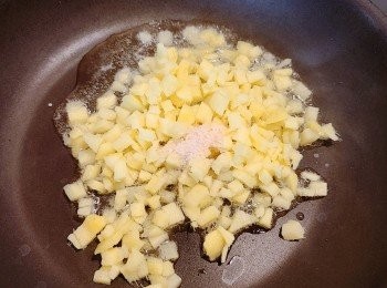 step7: 薑粒用少許油再加少許鹽爆炒至熟，熄火，盛起備用。