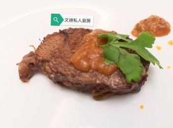 step15: 配上紅酒牛臉頰高湯醬汁和裝飾葉即完成。