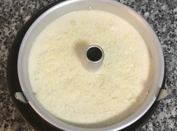 step12: 最後倒入剩下的蛋糕蝴並排氣，就是提起模具(不用很高)放手落到桌上(多摔幾次)，來排除蛋糕液裡的空氣。排好氣後再表面撒滿帕馬森起司粉。
接著放入已預熱到160度的烤箱中，烤20-25分(可用筷子試插中間如沒有沾黏就是烤好了)。