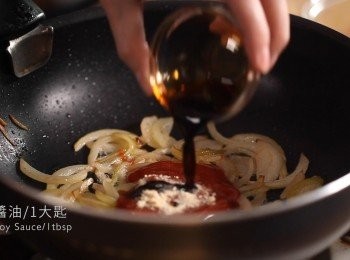 step4: 同一油鍋，將洋蔥下鍋炒軟後，加入所有調味料煨煮。