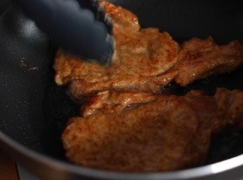 step3: 熱油鍋，將豬排下鍋煎至半熟、表面金黃後，起鍋備用。