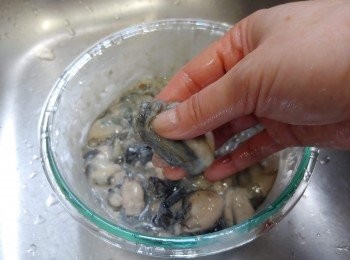 step3: 用手指輕力搓揉蠔身及裙邊位置然後沖水
