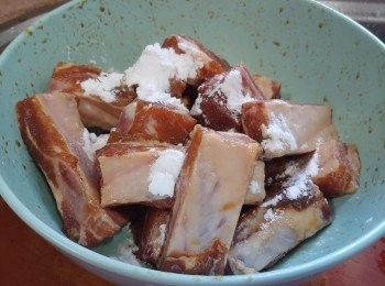 step2: 排骨到去多餘的醃汁 ，下1湯匙生粉撈匀