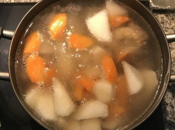 step7: 即可放入蘿蔔，小火滾煮到蘿蔔軟透即可！起鍋前灑上蔥花或香菜末都很適合。