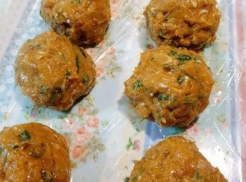 step6: 手沾水(防鯪魚肉黏手)，將鯪魚肉平均分成八份並搓成一個個圓形，備用。