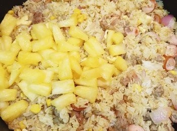 step10: 熄火，最後加入菠蘿粒略快炒勻便可。菠蘿盛入炒飯。放上櫻花蝦伴食。