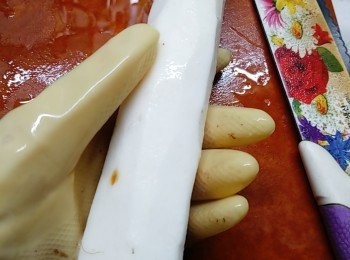 step2: 處理鮮淮山，記緊要戴上手套處理。否則刨皮時會令雙手發癢。