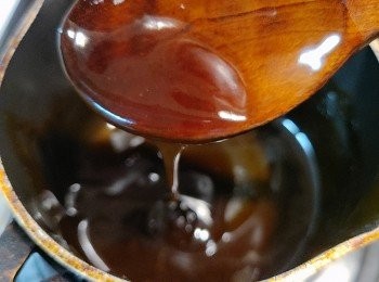 step7: 最後將茨汁（先將冬菇瑤柱水、糖、蠔油和生抽煮熱，之後再逐少加入生粉水）調至濃稠，淋在節瓜面上，撒上蔥粒便成.