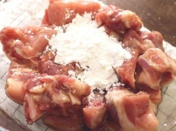 step4: 將已醃的排骨粒與生粉拌勻