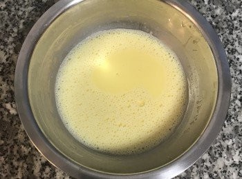 step3: 離火後緩緩倒入攪散的蛋黃液中，邊倒邊攪，