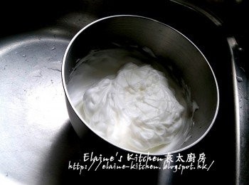 step5: 再加入餘下份量白砂糖 , 再繼續用7度打至蛋白企身