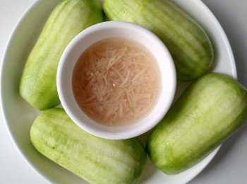 step2: 瑤柱用熱水浸2小時，節瓜均勻切四份