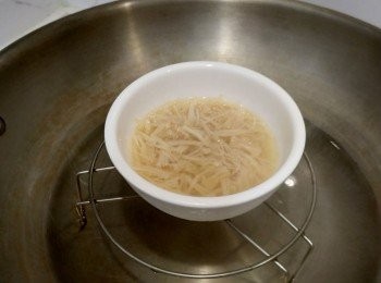 step4: 瑤柱及瑤柱水用中火蒸八分鐘