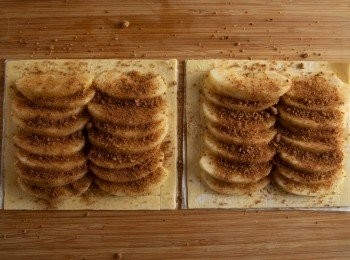 step3: 最後均勻地撒上黑糖、肉桂粉，並在邊緣刷上蛋黃後，放入燠熱好的烤箱，用200度烘烤約20分鐘就完成了。
