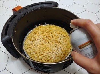 step7: 將麵條舖放再小焗碟上; 並在上面噴小許油
